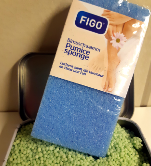Sininen jalkaraspi ja vihreitä kylpysuola palloja